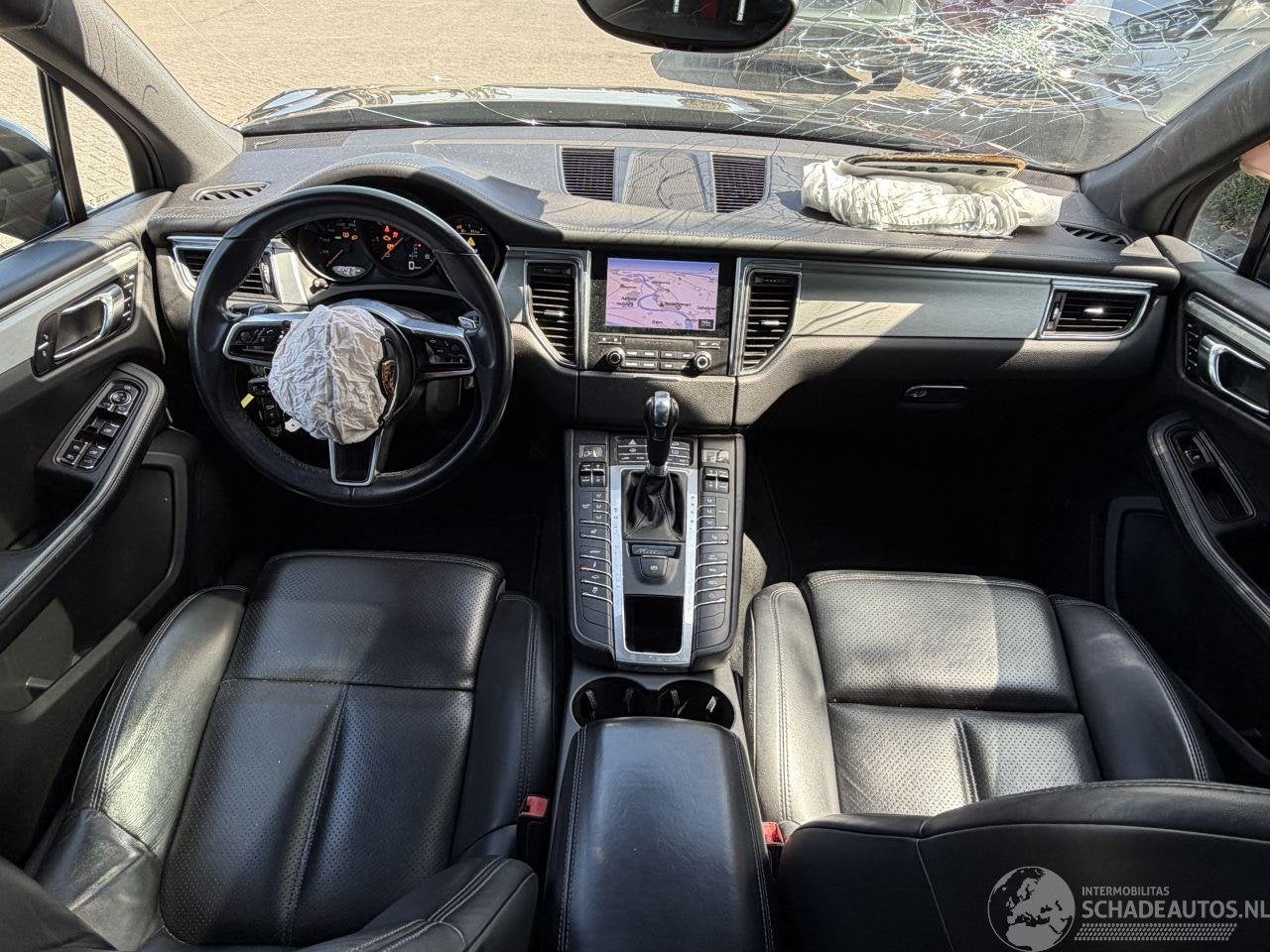 Foto 17 van Porsche Macan 3.0 GTS AWD / Panorama / Leer (bj 2017)