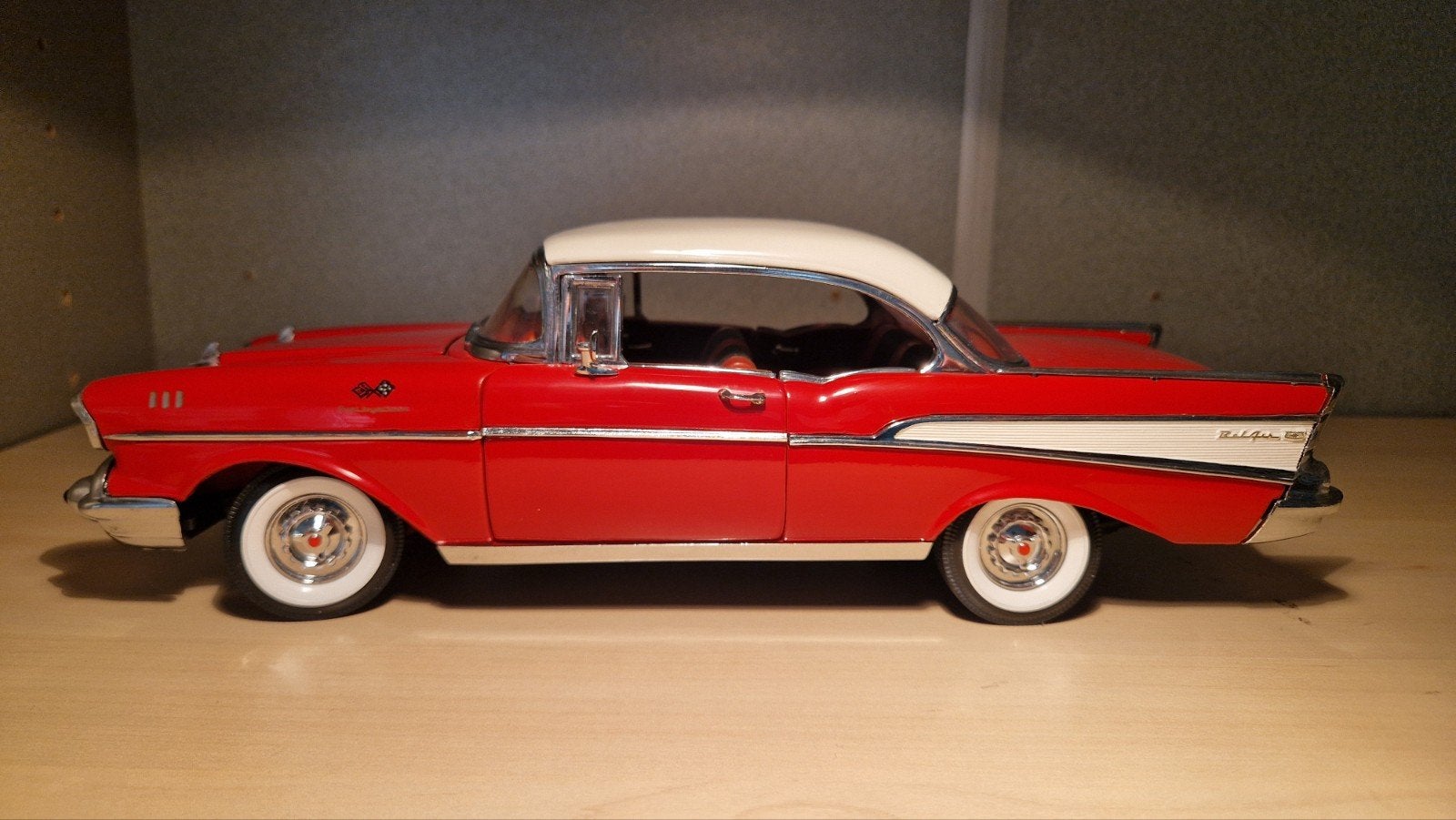 ​ERTL 1957 Chevrolet Bel Air - Rood/Wit - Schaal 1:18 (Zonde, Ophalen of Verzenden, Zo goed als nieuw, ERTL