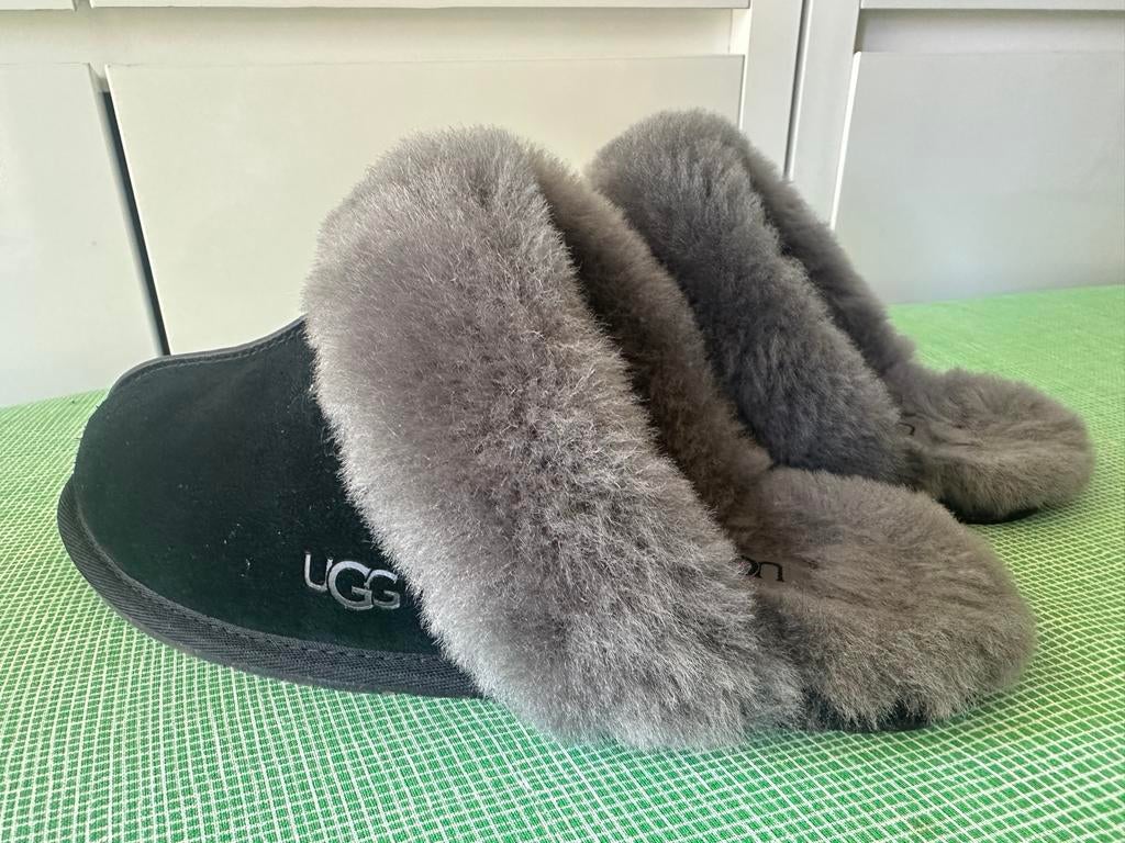 UGG Pantoffels - Zo goed als nieuw, Ophalen of Verzenden, Zo goed als nieuw, Zwart, Pantoffels of Sloffen