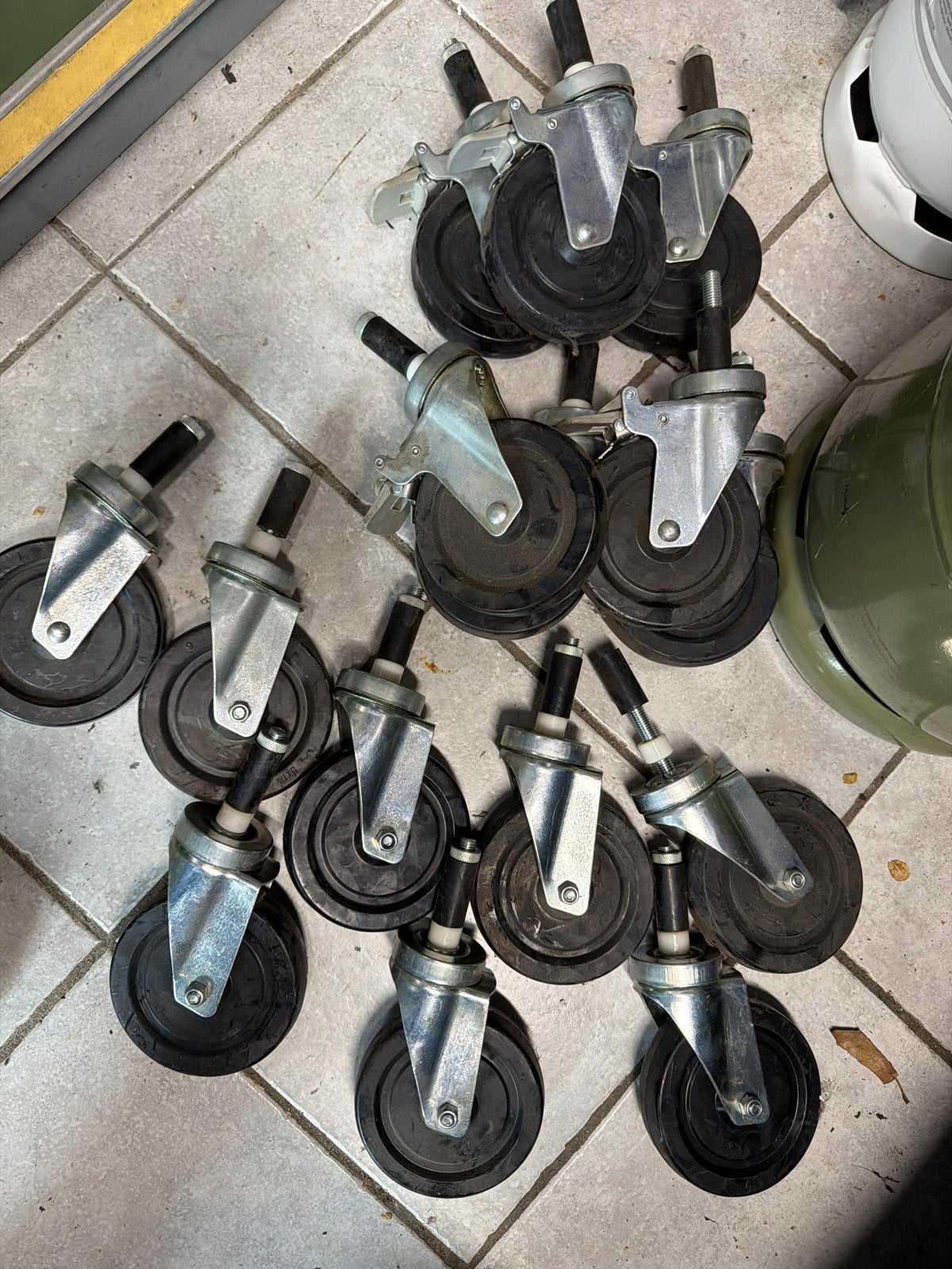 7 Zwenkwielen met rem - 68mm, Ophalen of Verzenden, Gebruikt