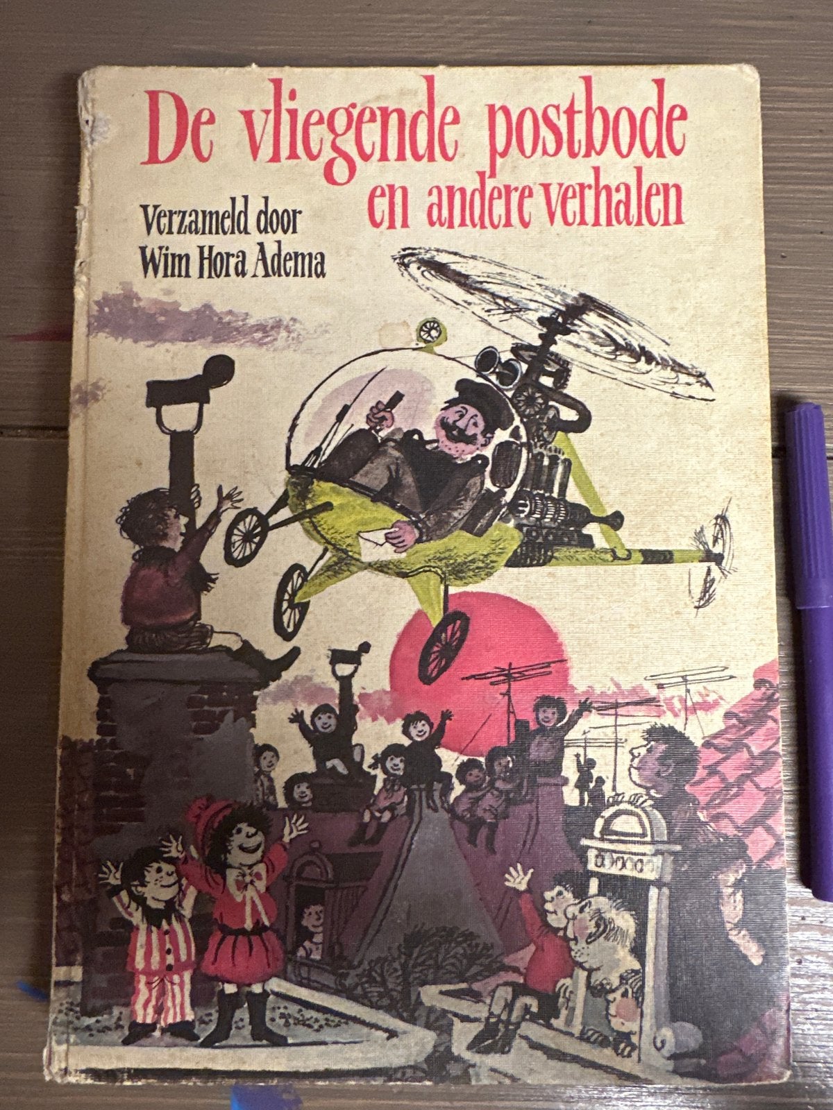 De vliegende postbode en andere verhalen - Wim Hora Adema, Boeken, Ophalen of Verzenden, Gelezen, Fictie algemeen