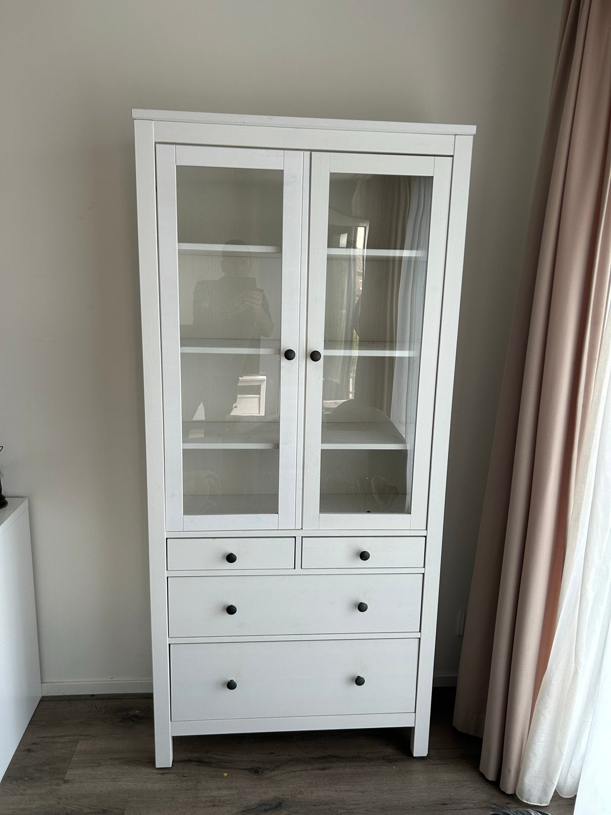 Hemnes vitrinekast met glazen deuren en lades, Ophalen, Gebruikt, 50 tot 100 cm, Glas