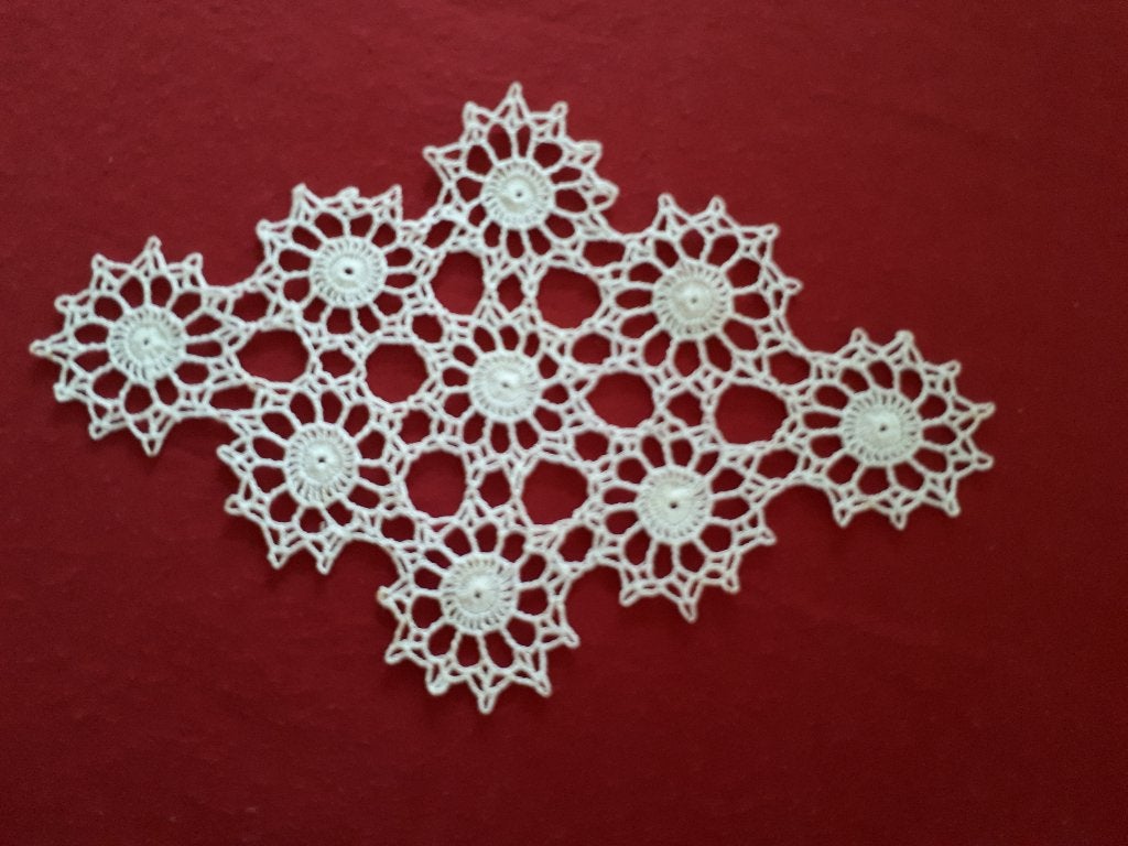 Een schattig bijzonder wit Frivolite kleedje, Antiek en Kunst, Ophalen of Verzenden