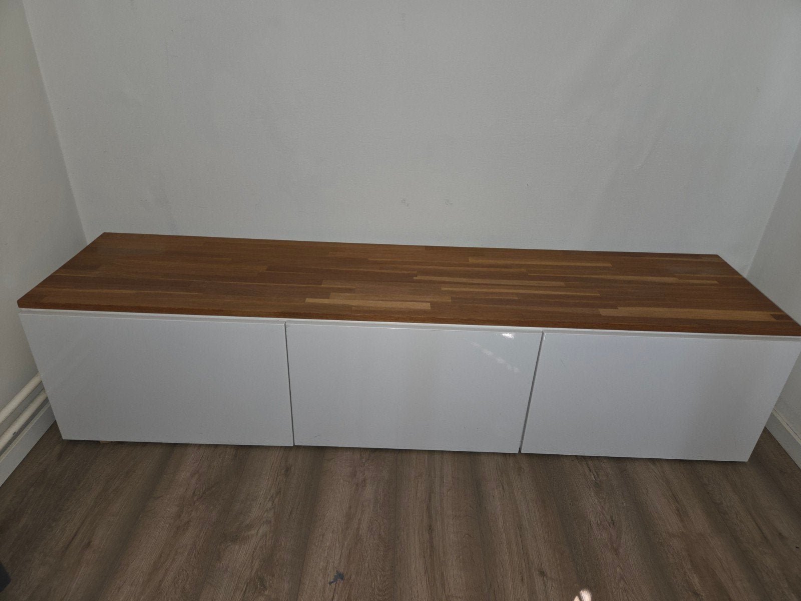 TV-meubel met houten blad en witte kasten, Ophalen, Gebruikt, Modern, Scandinavisch, 150 tot 200 cm