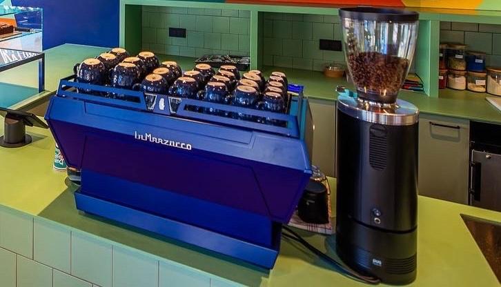 La Marzocco KB90 – Speciale Blauwe kleur | Topconditie, Ophalen, Afneembaar waterreservoir, Gebruikt, 10 kopjes of meer
