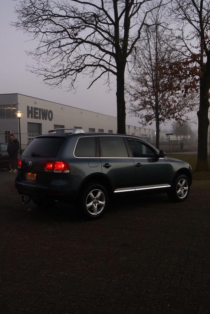 Volkswagen 2004 Grijs, Automaat, 4172 cc, 8 cilinders, Leder