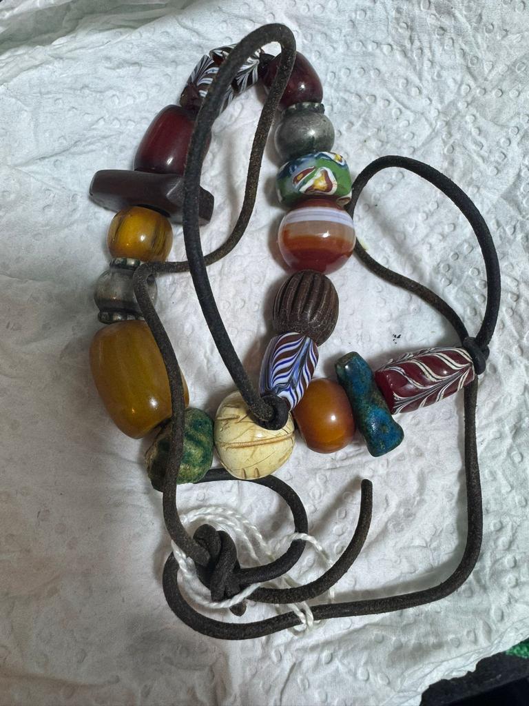 Unieke Vintage Ketting met Antieke Afrikaanse Handelskralen, Ophalen of Verzenden, Zo goed als nieuw, Bruin, Overige materialen
