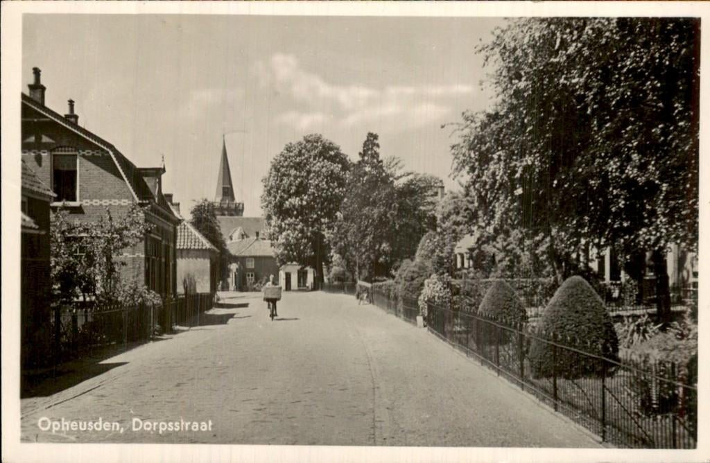 Opheusden - Dorpsstraat - Straatzicht met toren, Verzamelen, Ophalen of Verzenden, 1940 tot 1960, Gelopen, Gelderland