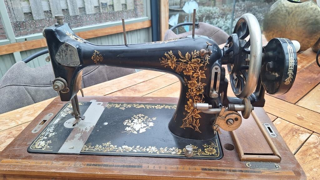 A. LEWENSTEIN hand naaimachine, Ophalen