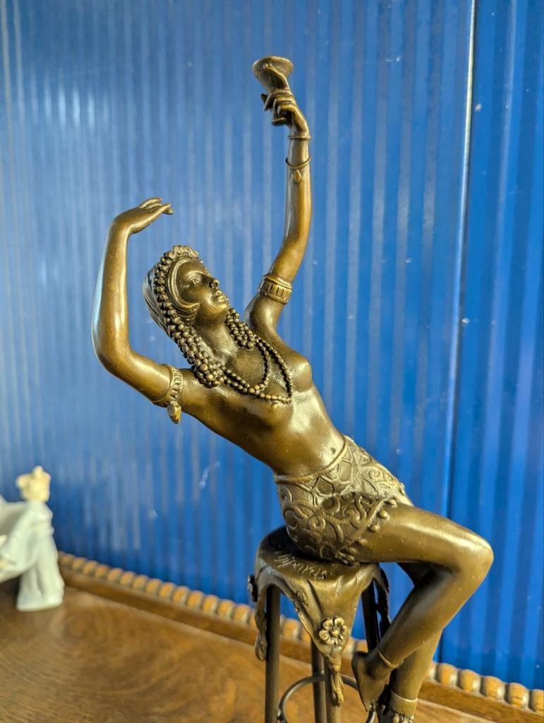 Bronzen Art Deco Beeld van Danseres met wijn . Naar Chiparus, Antiek en Kunst, Ophalen of Verzenden