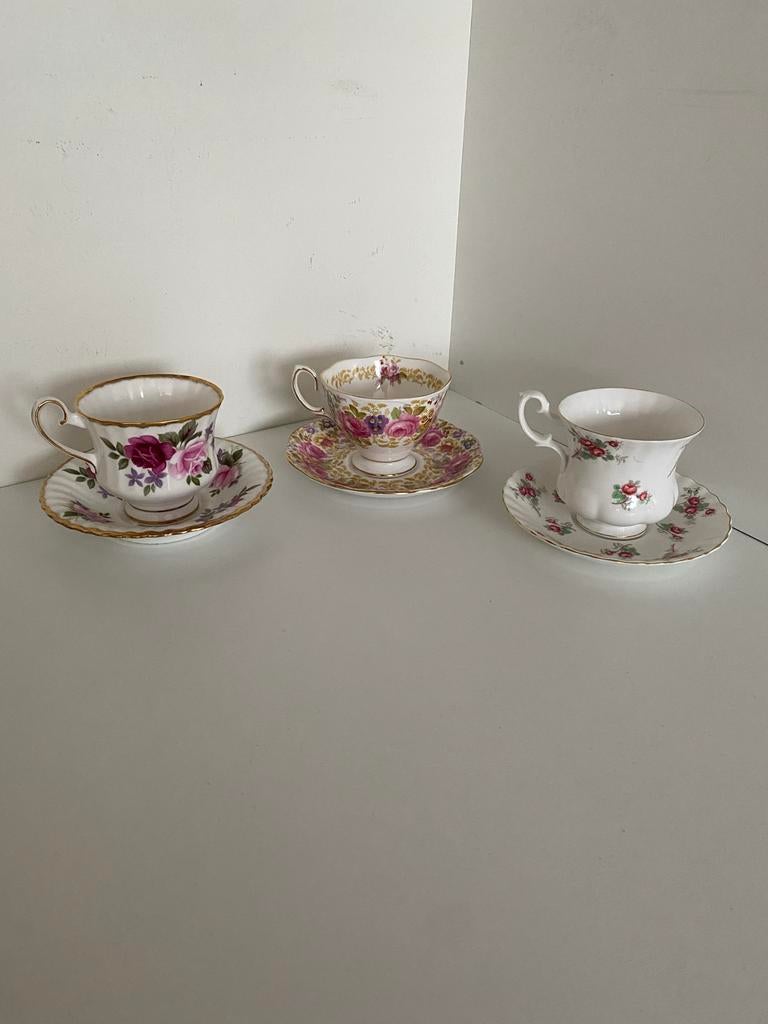 3 Oude kopjes met schotels, bloemenmotief, Antiek en Kunst, Antiek | Servies los, Ophalen