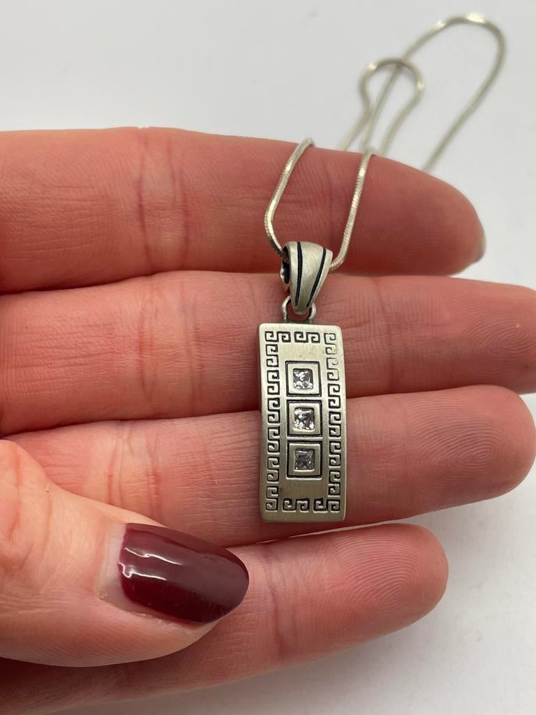 C273 Prachtige zilveren ketting met Griekse Meander  hanger, Met hanger, Ophalen of Verzenden, X, Zilver