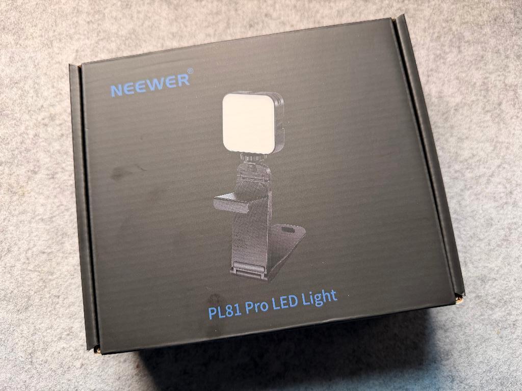 Neewer PL81 Pro LED videolamp, 2900K-7000K, compleet in doos, Ophalen of Verzenden, Zo goed als nieuw, Lamp of Flitsset