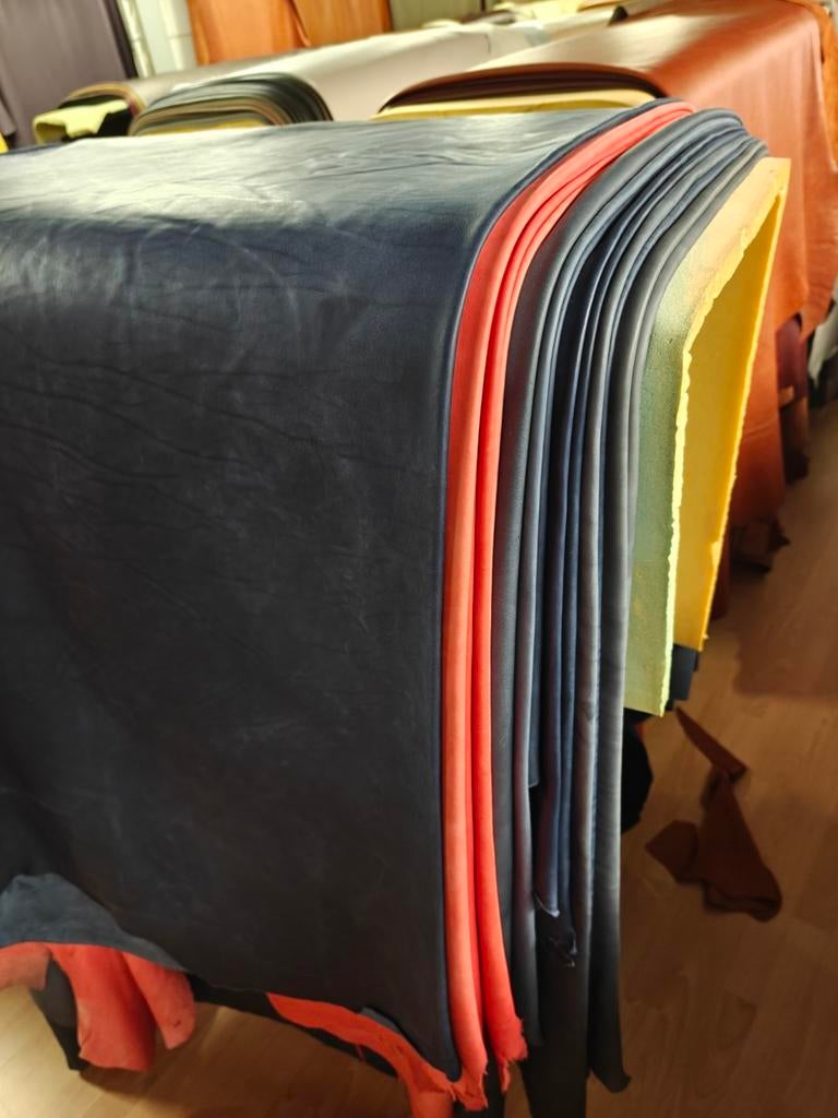 Leren huiden al vanaf 16,50 € per vierkante verkrijgbaar, Hobby en Vrije tijd, Stoffen en Lappen, Ophalen of Verzenden, Nieuw