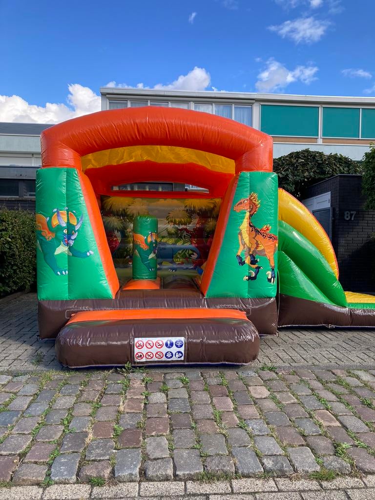 Supercool Springkussen Dino te huur!! Met glijbaan!, Ophalen, Zo goed als nieuw, Overige