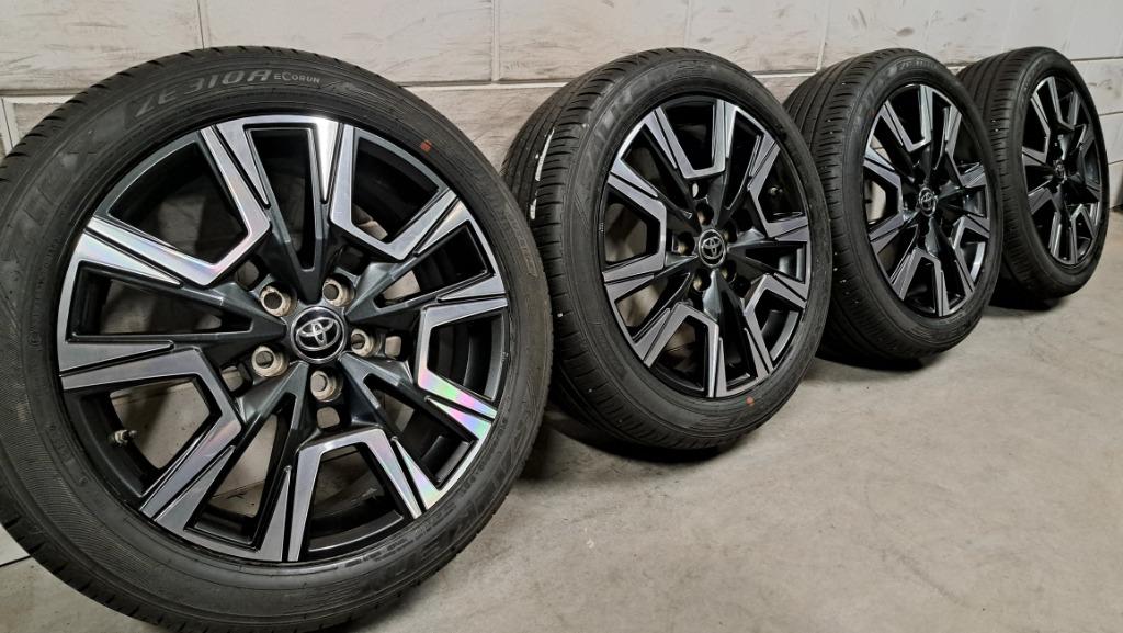 NIEUWE SET! Bi-color velgen Toyota Yaris Cross 215/50/18, 18 inch, 215 mm, Banden en Velgen, Nieuw