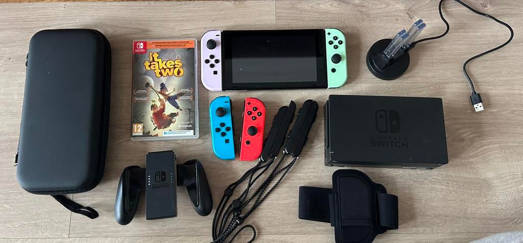 Nintendo Switch met 4 controllers en It takes Two, Spelcomputers en Games, Spelcomputers | Nintendo Switch, Zo goed als nieuw