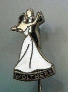 Wolthers email op zilverkleurig dans broche ( X_108a ), Verzenden, Zo goed als nieuw, Sport, Speldje of Pin
