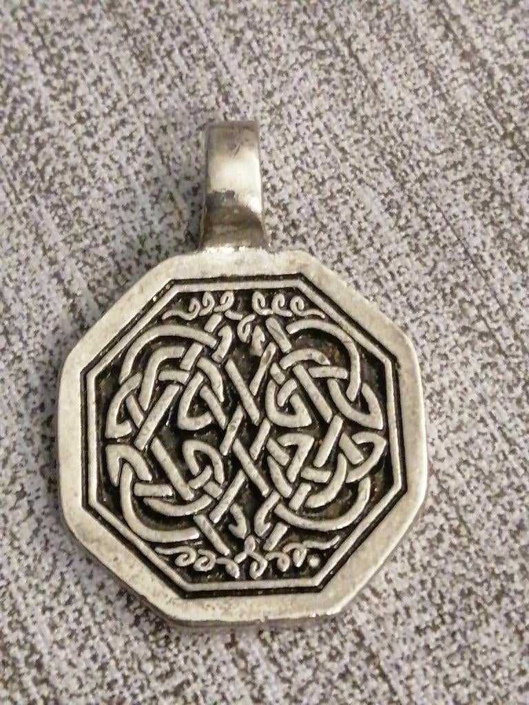 Zilverkleurige hanger met Keltische knoop, Overige materialen, Overige voorstellingen, Ophalen of Verzenden, Zo goed als nieuw