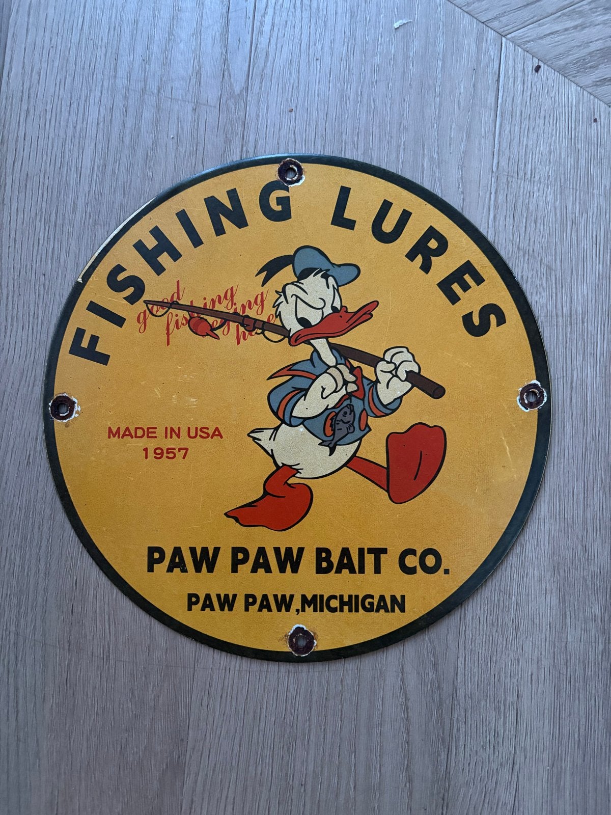 Vintage Emaille Bord Donald Duck Fishing Lures 1957, Antiek en Kunst, Ophalen