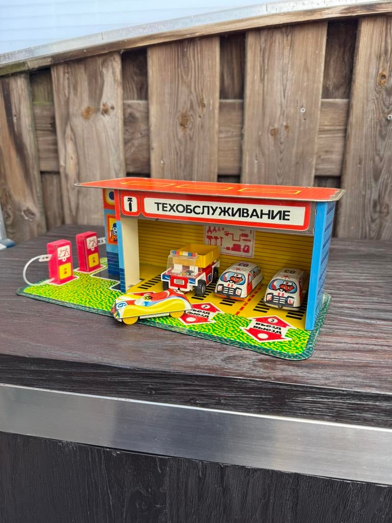 Russische Texaco blikken benzinepomp/garage met auto’s zgan, Ophalen of Verzenden