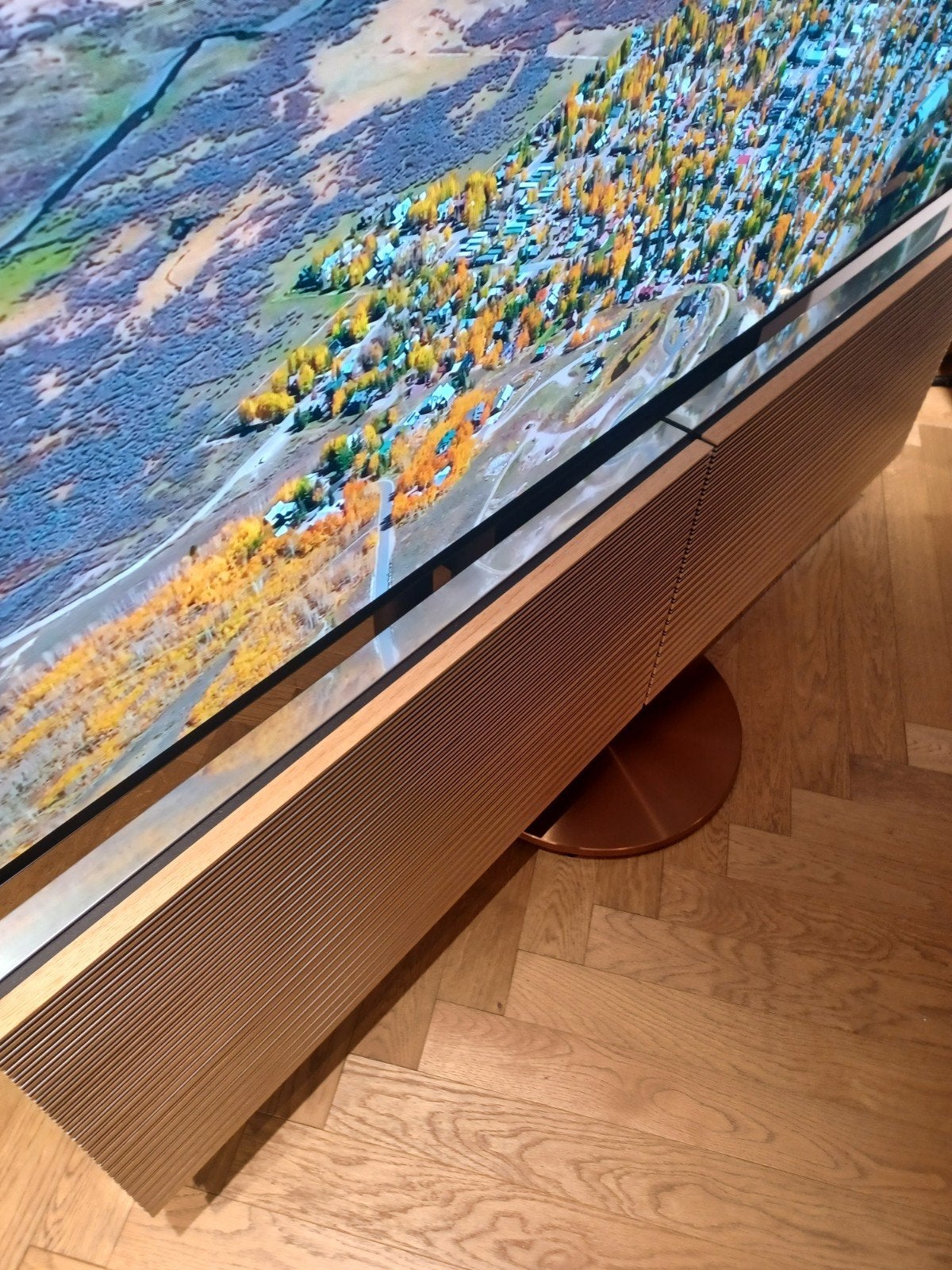 Foto 4 van B&O Harmony 77 OLED TV, Oak Aluminium covers en Motorstand