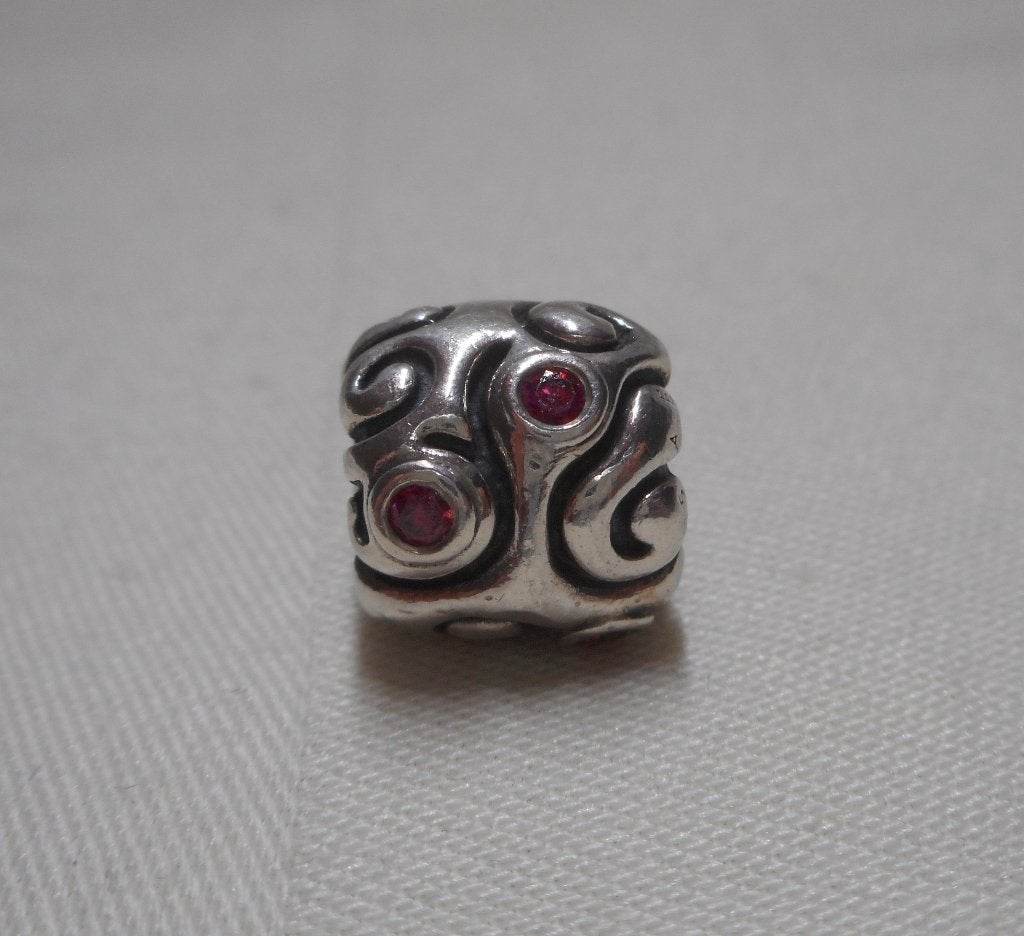 Zilveren Pandora bedel met rode steentjes nr.312