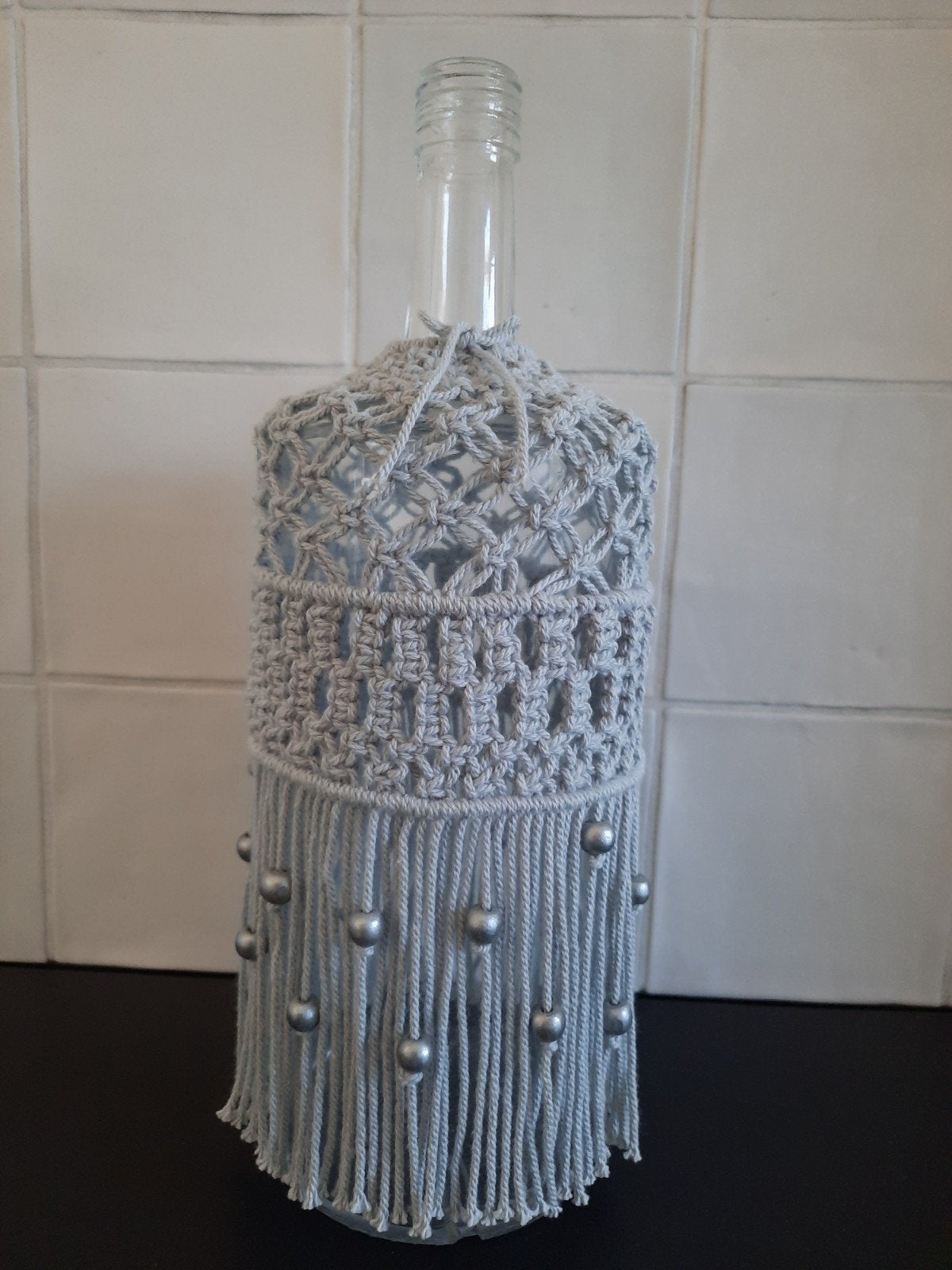 Decoratieve fles met macramé en kralen - Handgemaakt, Ophalen, Grijs, 33 cm, Glas