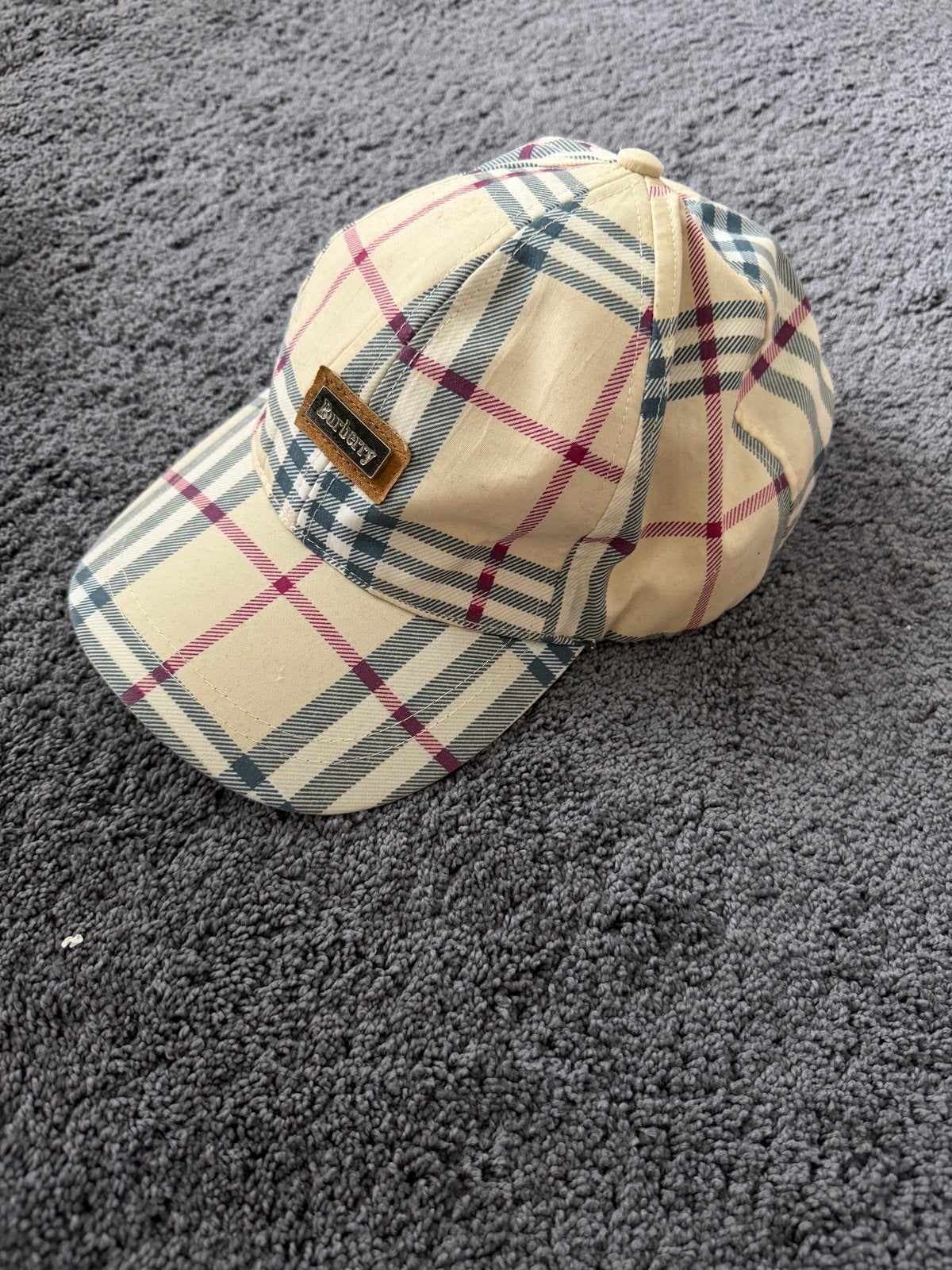 2 Burberry petjes - Beige en geruit, Ophalen of Verzenden, Gedragen, 58 cm (L, 7¼ inch) of meer, Pet
