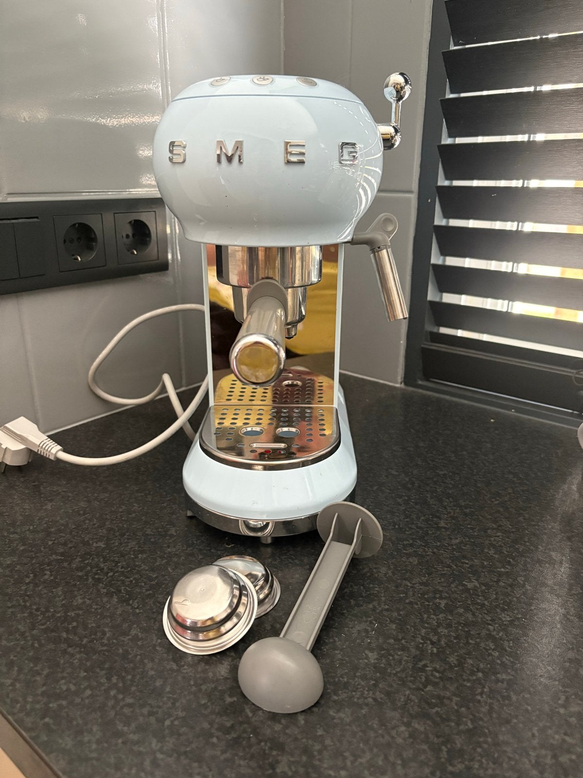 Smeg Espressomachine - Lichtblauw - Zo goed als nieuw, Afneembaar waterreservoir, Espresso apparaat, Gemalen koffie, Ophalen of Verzenden