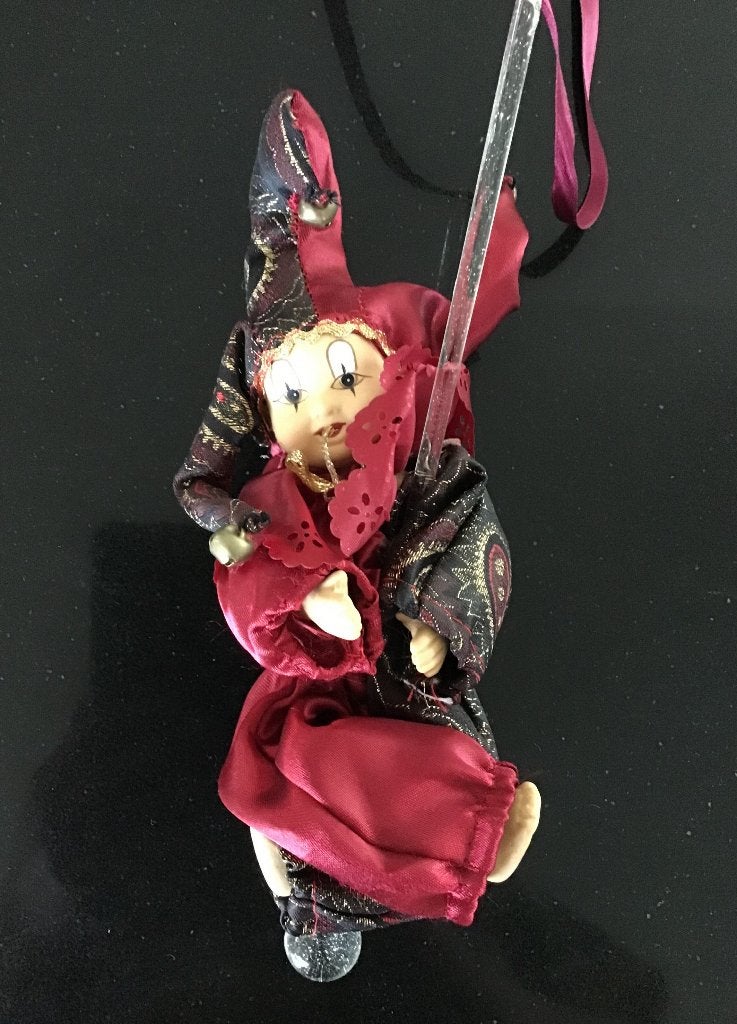 Porseleinen harlekijn / pop met glazen pegel. Hoogte 27 cm., Verzenden, Gebruikt, Pop