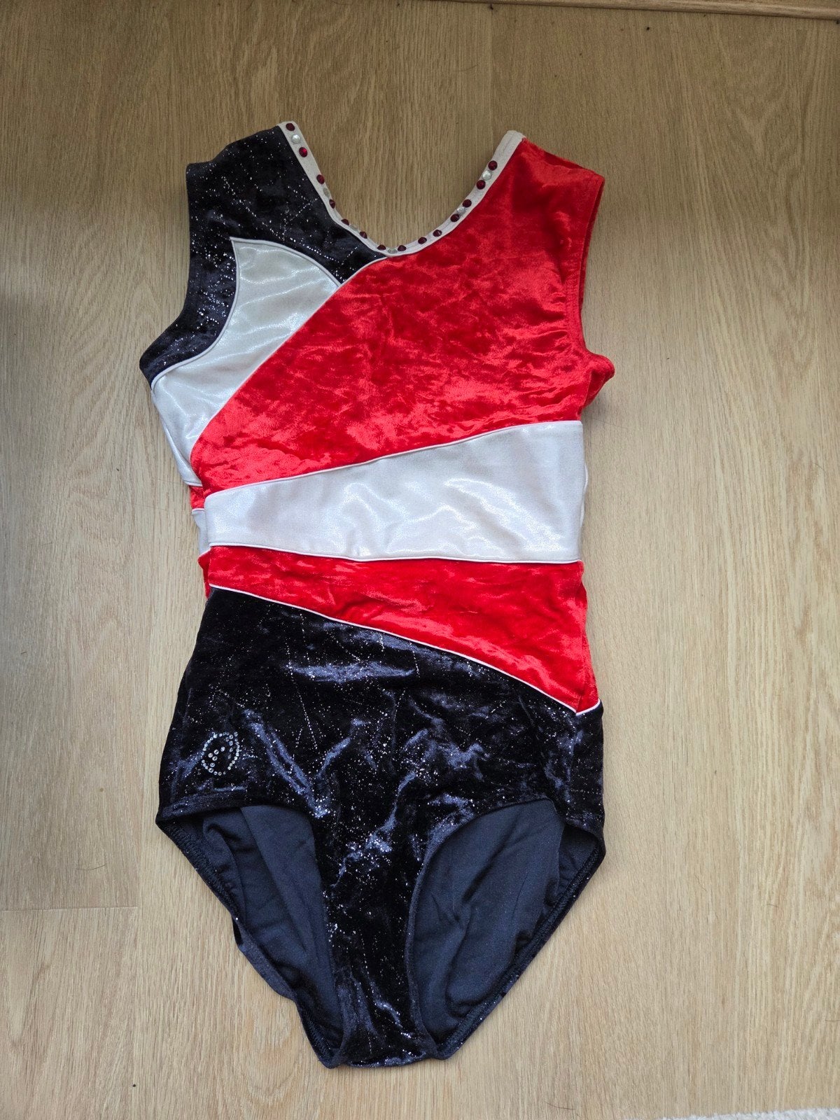 2 turnpakjes mt 152 rood/wit/zwart incl broekje, Ophalen of Verzenden, Gebruikt
