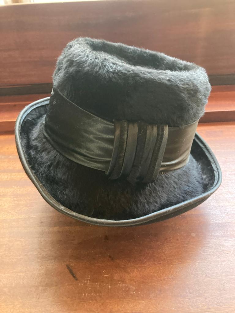 Elegante zwarte bonten hoed - Jacqueline Chapeau, Kleding | Dames, Hoeden en Petten, Ophalen of Verzenden, Zo goed als nieuw, One size fits all
