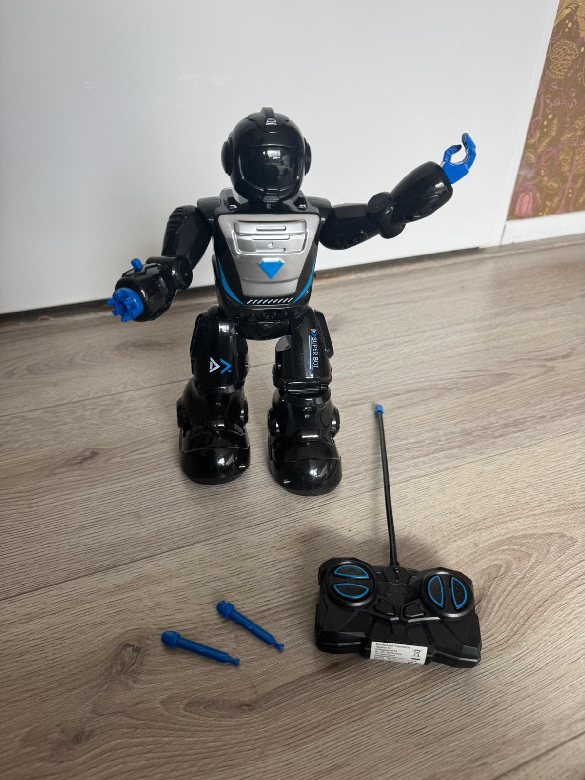 Robot met afstandbediening en pijltjes, Ophalen of Verzenden