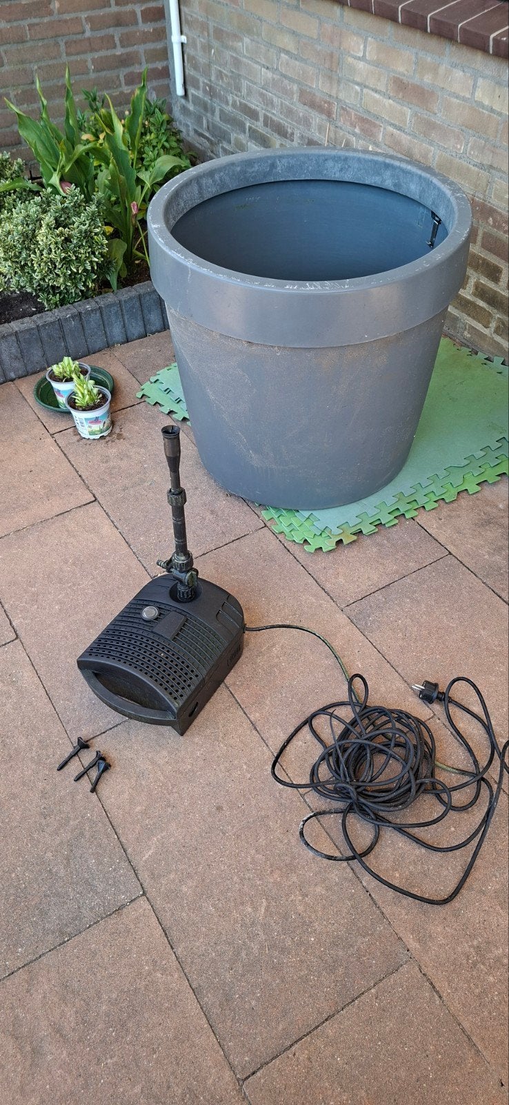 Vijver met pomp en sproeiers, inclusief mandje clips, Ophalen, Gebruikt