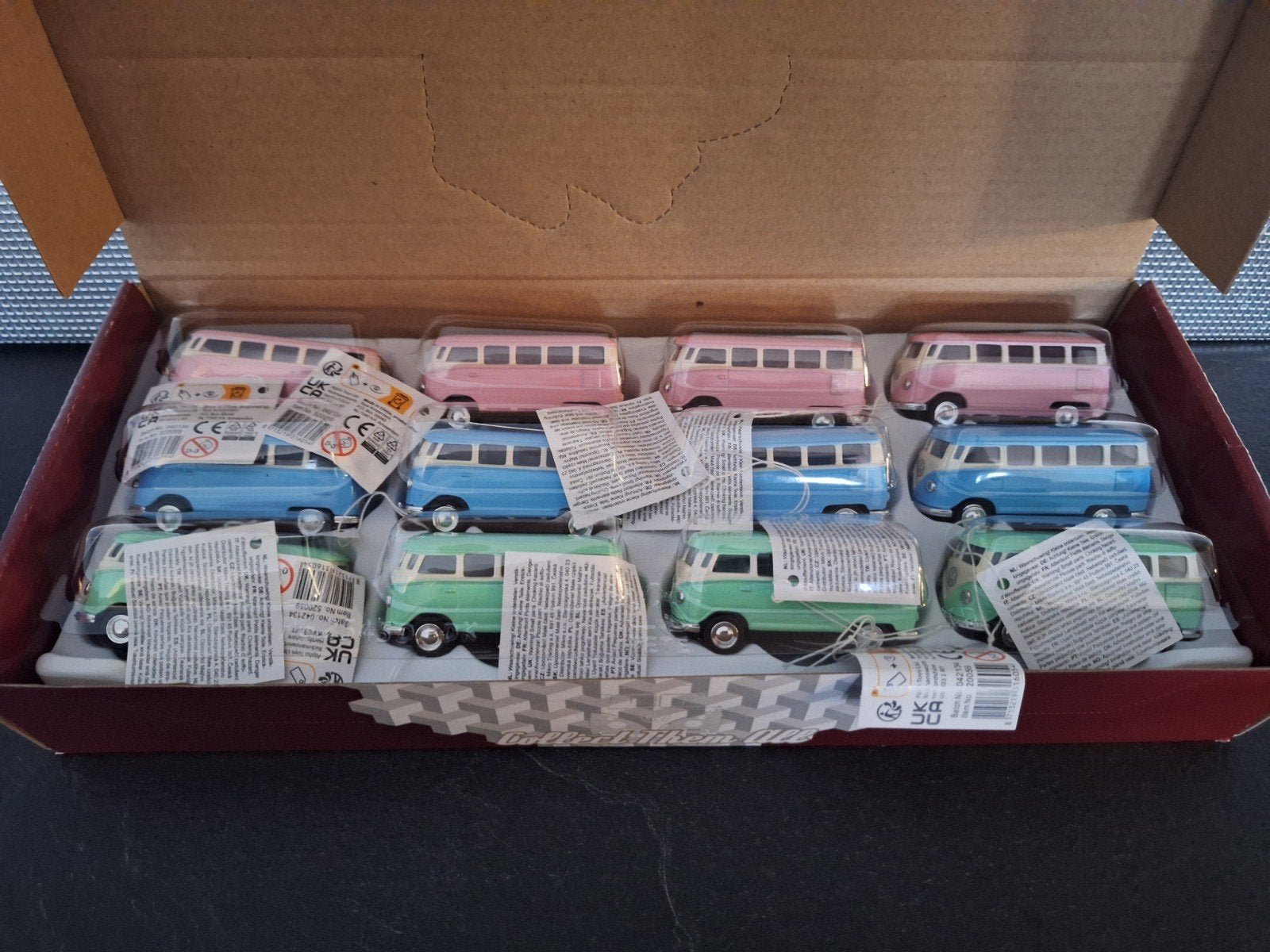Doos Assortie Volkswagen T1 Samba Schaal 1:64
4 groen
4 blau, Antiek en Kunst, Ophalen of Verzenden