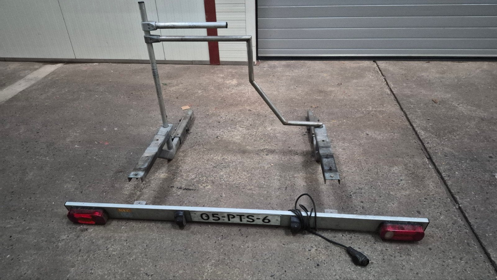 Delen motordrager met lichtbak, Ophalen, Gebruikt