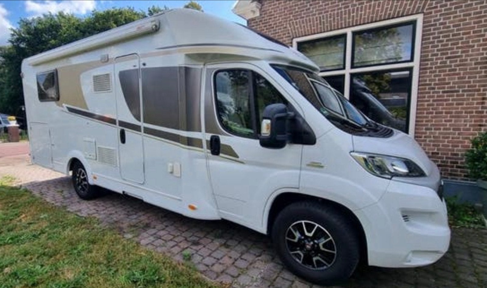 Carado T449 camper met queensbed en hefbed, Caravans en Kamperen, Campers, Ringverwarming, Fiat, Bedrijf, Luifel
