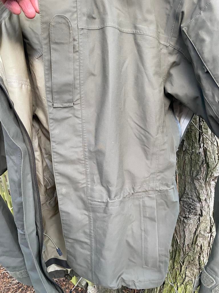 Carinthia goretex jas korps mariniers, Verzamelen, Militaria | Algemeen, Ophalen of Verzenden, Marine, Nederland, Kleding of Schoenen