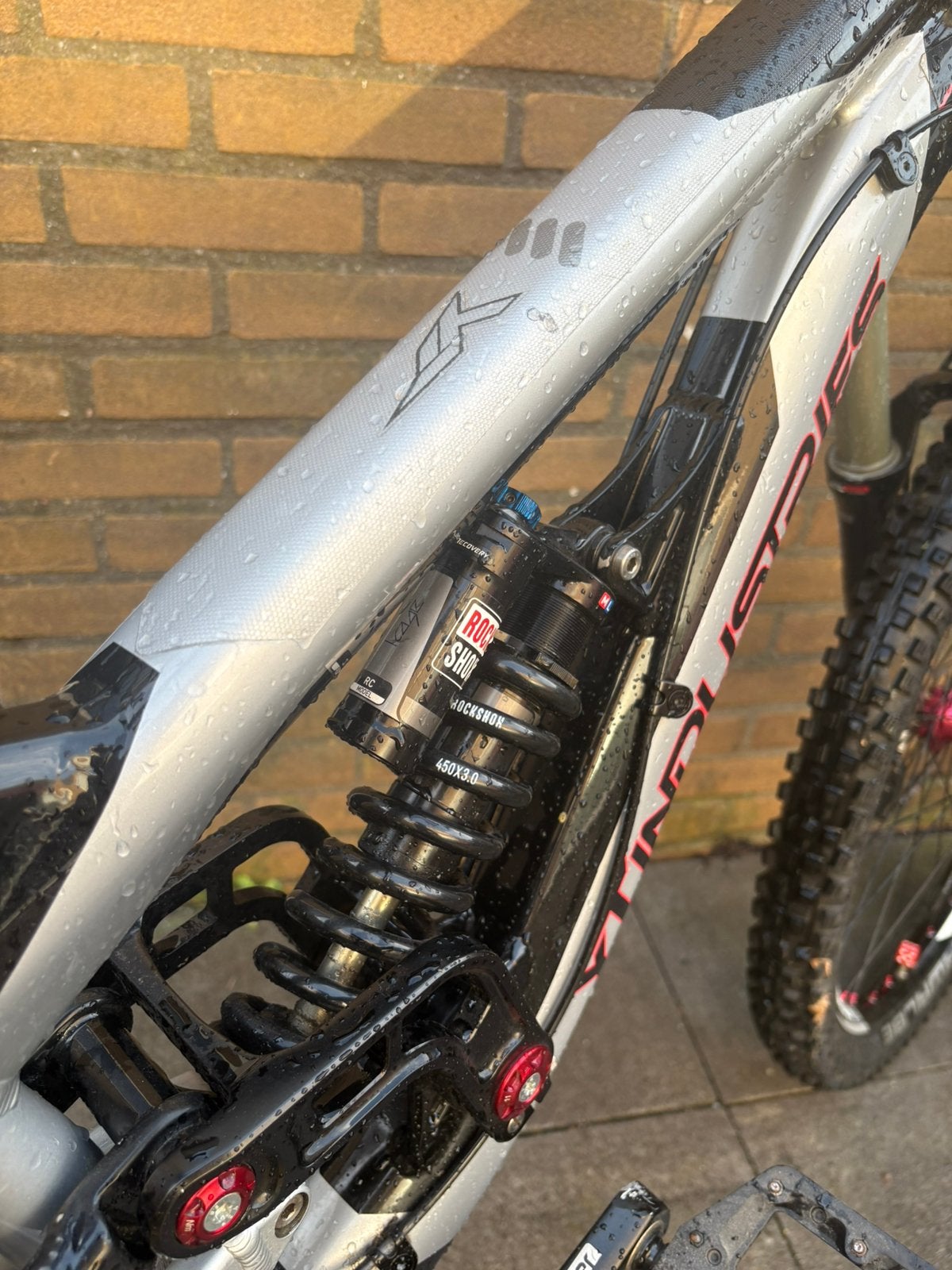 YT TUES 2.0 DH 26” | Boxxer RC | AMS  Vraagprijs: €1.850,-, Zo goed als nieuw, Schijfrem, 53 tot 57 cm, Ophalen