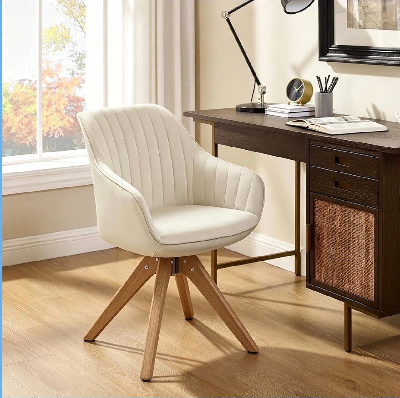 Luxe Draaistoel Beige – Houten Poten – Thuiswerk - Eettafel, Linnen look, Overige kleuren, CYGG 111 PiccadillyManchester, M1 2HYVerenigd Koninkrijk