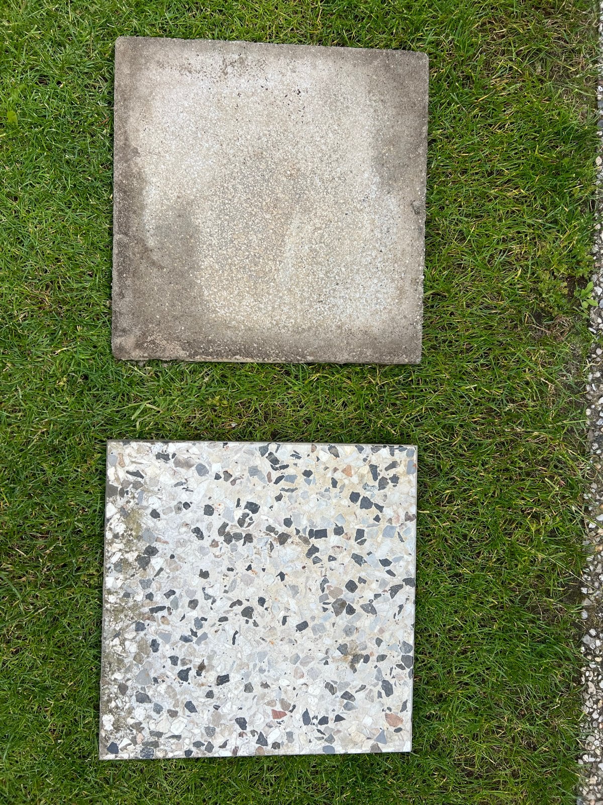 Gratis: 60st. Betonnen terrastegels met grindmotief, Tuin en Terras, Tegels en Klinkers, Ophalen, Gebruikt, 10 m² of meer, Beton