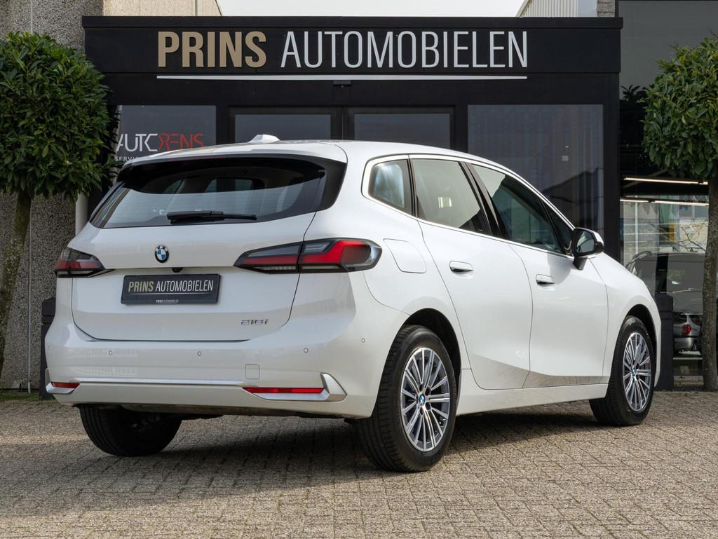 BMW 2-serie Active Tourer 218i Luxury|Leder|Camera|Keyless, 136 pk, Gebruikt, 1445 kg, Wit
