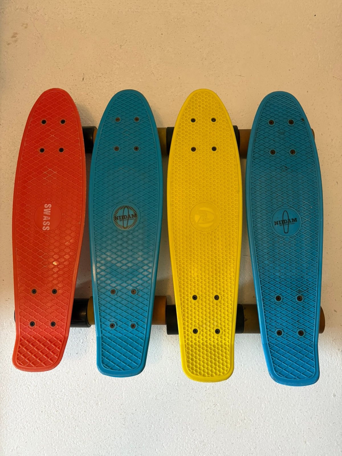 4 kleurrijke retro skateboards Nijdam en Swass cruisers, Sport en Fitness, Ophalen of Verzenden, Zo goed als nieuw