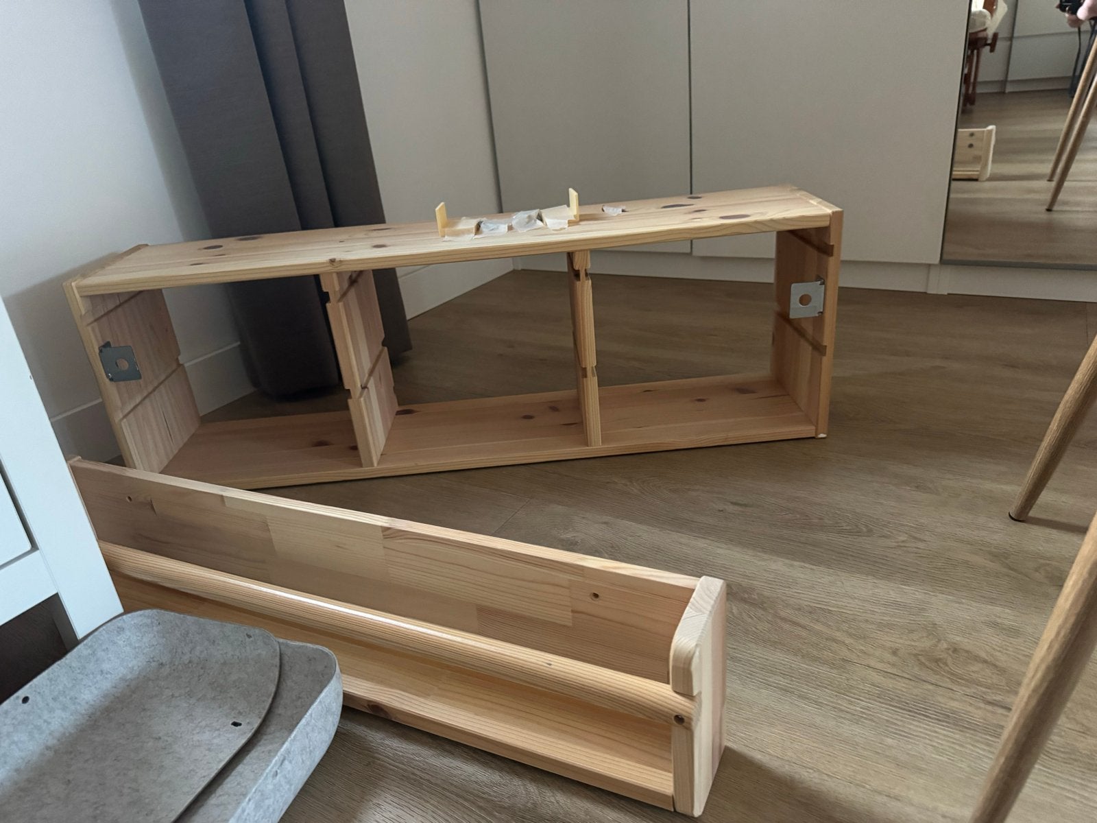 IKEA TROFAST Wandopberger grenen/wit, 93x21x30 cm, Ophalen, Met plank(en), Gebruikt, 50 tot 100 cm