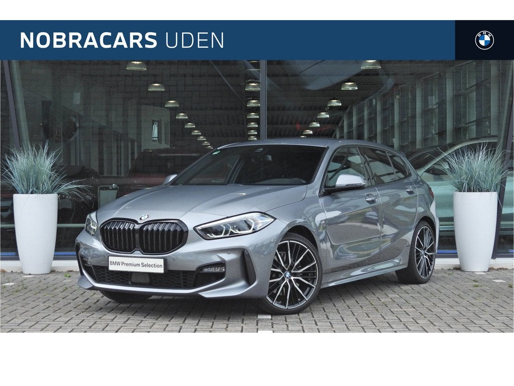 BMW 1 Serie 120i M Sport Automaat / Sportstoelen / Stoelverw, Auto's, BMW, 1998 cc, 730 kg, Gebruikt, 4 cilinders