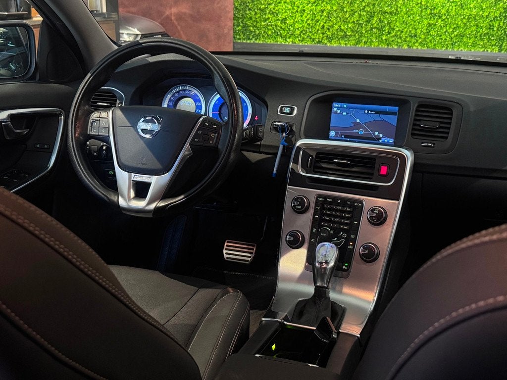 Volvo V60 1.6 T3 R-DESIGN |NAVI|TREKHAAK|OrgNL|DAKDRAGERS, Gebruikt, 4 cilinders, 150 pk, Leder en Stof
