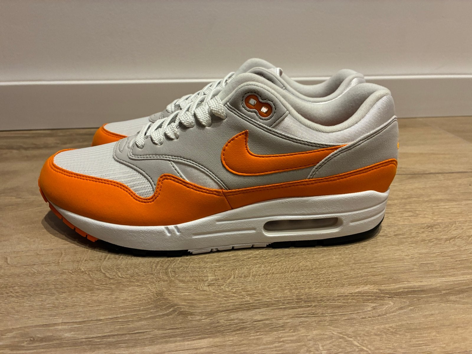 Nike Air Max 1 Anniversary Orange 2020 nieuw 43, Kleding | Heren, Schoenen, Ophalen of Verzenden, Nieuw, Overige kleuren, Sneakers of Gympen