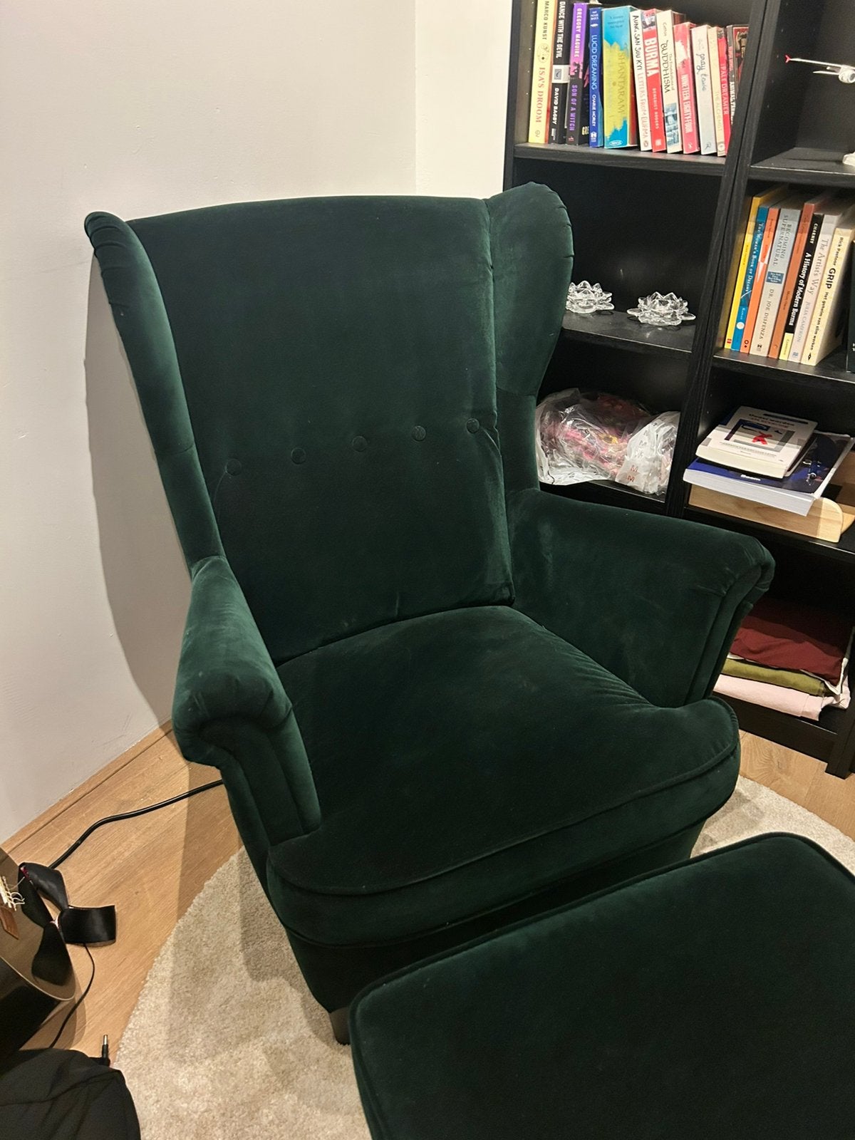 Strandmon Oorfauteuil & voetenbank van IKEA, Huis en Inrichting, Fauteuils, Ophalen, Zo goed als nieuw, 75 tot 100 cm, 50 tot 75 cm