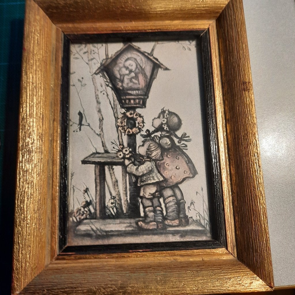 Vintage Hummelafbeelding in lijst, Gebruikt, 14 cm, Ophalen of Verzenden, Goud